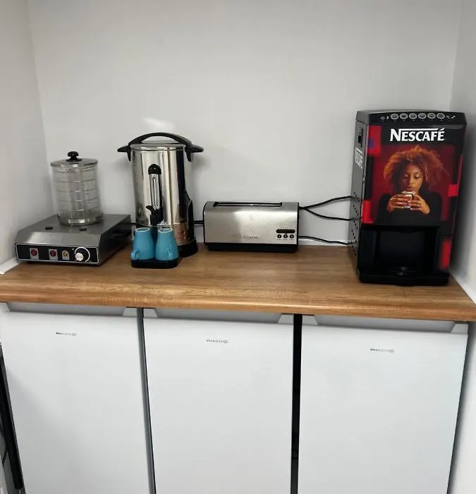 Yellow Hostel - Free Breakfast - The Best Service In Katowice - Free Parking-1